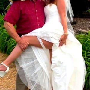 Size 4 David’s Bridal wedding dress! Only worn for a couple of hours!